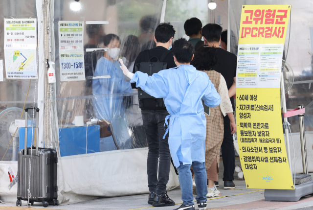 15일 오전 마포구청 선별진료소에서 시민들이 검사를 기다리고 있다. 연합뉴스