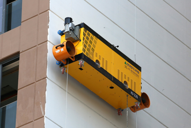 현대엔지니어링이 개발한 외벽도장로봇이 ‘힐스테이트 세운 센트럴’ 현장에서 파일럿테스트를 진행중이다. 사진제공=현대엔지니어링