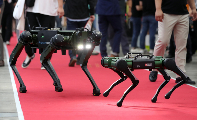 8월 31일 대구 북구 엑스코에서 열린 제18회 국제 소방안전 박람회에서 재난 현장을 누빌 다용도 4족 로봇이 기동 시연을 하고 있다. 연합뉴스