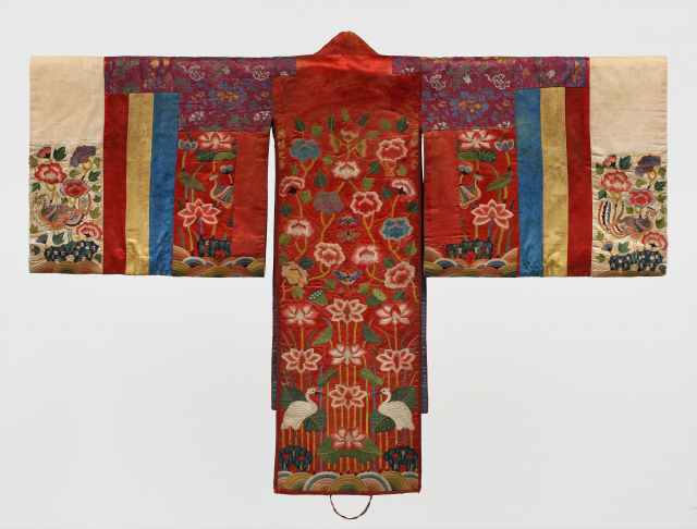 LA카운티미술관이 소장한 조선시대 활옷의 뒷면. 자수 문양이 화려하다. /사진제공=LACMA