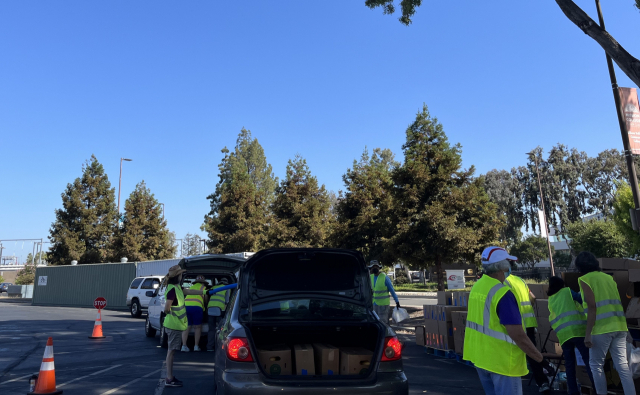 13일(현지 시간) 오전 미국 캘리포니아주 샌타클래라의 한 대학 주차장에서 세컨드하비스트 봉사자들이 대기 차량에 식료품을 싣고 있다. 실리콘밸리=정혜진 특파원