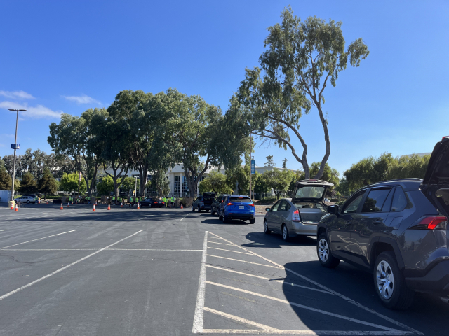 13일(현지 시간) 오전 미국 캘리포니아주 샌타클래라의 한 대학 주차장에서 식료품 배급을 기다리는 차량이 트렁크를 열고 기다리고 있다. 실리콘밸리=정혜진 특파원