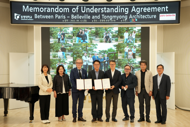 동명대학교 건축학과와 프랑스 파리 벨빌건축대학이 국제교육협약을 맺고 기념촬영을 하고 있다./사진제공=부산시