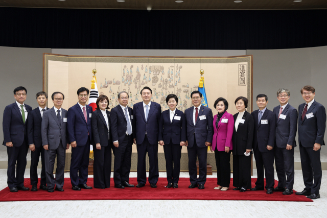 윤석열 대통령이 14일 서울 용산 대통령실에서 국민의힘 반도체산업경쟁력강화특별위원회 위원들과의 오찬을 마친 뒤 양향자 위원장 등 참석자들과 기념 촬영을 하고 있다. 사진 제공=대통령실