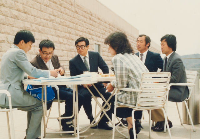 백남준(왼쪽 두 번째)가 1986년 국립현대미술관을 방문해 ‘다다익선’의 제작 계획을 논의하고 있다. 그 옆이 건축가 김원(〃세 번째)이다. 사진 제공=국립현대미술관 미술연구센터