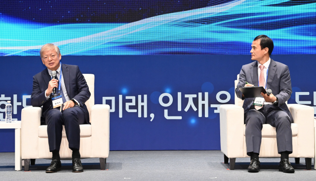 서울경제가 15일 신라호텔에서 개최한 '미래컨퍼런스 2022'에서 염재호(왼쪽) SK 이사회 의장 겸 태재대 설립위원장이 고광본 서울경제 선임기자와 '글로벌 기술패권 시대의 미래인재'에 관해 대담을 나누고 있다. 권욱 기자