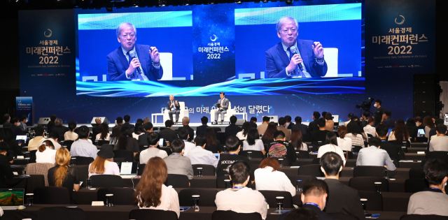 서울경제가 15일 신라호텔에서 개최한 '미래컨퍼런스 2022'에서 염재호(왼쪽) SK 이사회 의장 겸 태재대 설립위원장이 고광본 서울경제 선임기자와 '글로벌 기술패권 시대의 미래인재'에 관해 대담을 나누고 있다.