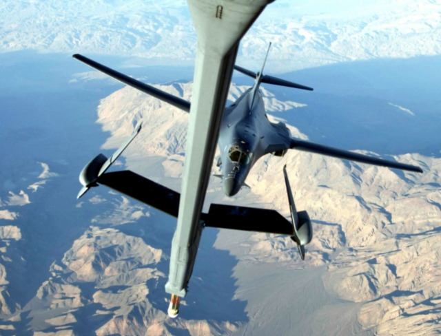 공중급유 훈련을 하고 있는 전략폭격기 B-1B 랜서 (위 사고와 관계 없음). 미 공군 제공