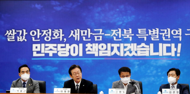 이재명(왼쪽 두번째) 더불어민주당 대표가 16일 전북도청에서 열린 최고위원회 회의에서 발언하고 있다. /성형주 기자