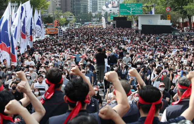 전국금융산업노동조합 조합원들이 16일 서울 중구 코리아나호텔 앞에서 총파업 대회를 열고 구호를 외치고 있다. /권욱 기자