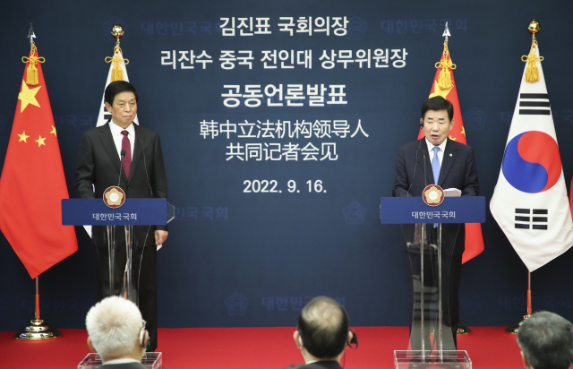 김진표(오른쪽) 국회의장과 리잔수 중국 전인대 상무위원장이 16일 국회에서 회담을 마친 후 공동 언론 발표를 하고 있다. 성형주 기자