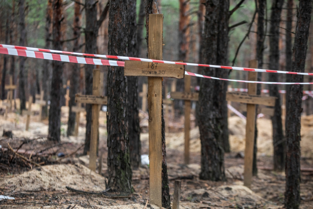 15일(현지 시간) 우크라이나 하르키우주 도시 이지움에서 발견된 시신 ‘집단 매장지’의 모습. 로이터연합뉴스