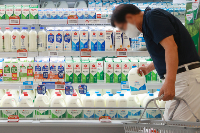 지난 18일 서울 시내 한 대형마트에서 시민이 우유를 구매하고 있다. 연합뉴스