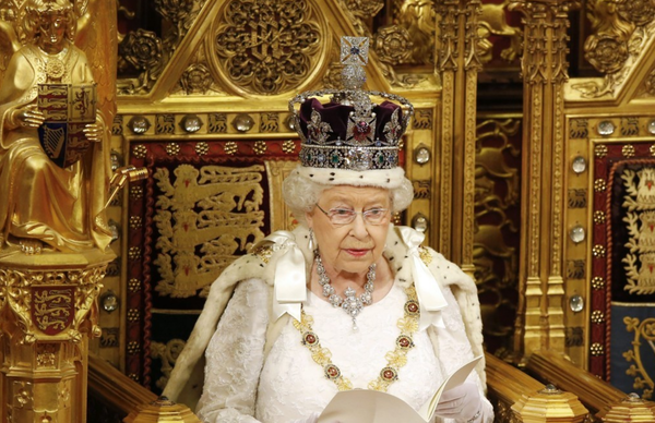엘리자베스 2세 영국 여왕이 ‘코이누르 다이아몬드’가 박힌 왕관을 쓰고 있다. 연합뉴스