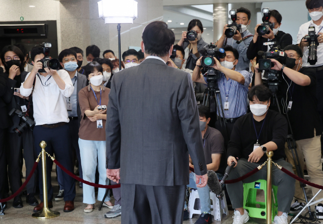 윤석열 대통령이 15일 오전 서울 용산 대통령실 청사로 출근, 문재인 정부 시절 태양광 사업 등과 관련한 취재진의 질문에 답하고 있다. 연합뉴스