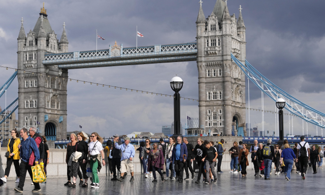 영국 시민들이 15일(현지시간) 런던 타워 브리지 인근에서 엘리자베스 2세 영국 여왕의 관이 안치된 웨스트민스터 홀로 입장하는 추모 대기 줄에 서 있다. 로이터연합뉴스