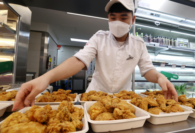 한 마트 매장에서 직원이 치킨을 진열하고 있다. 연합뉴스