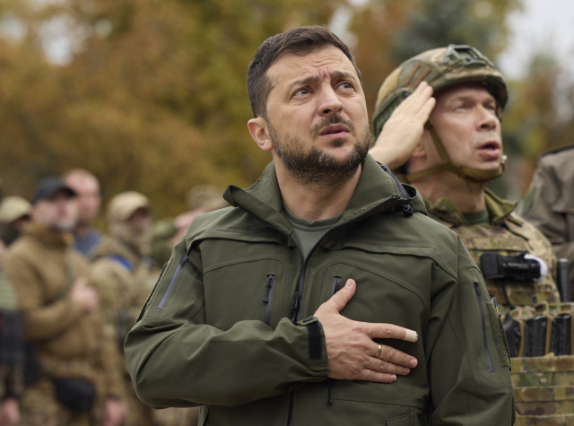 볼로디미르 젤렌스키 우크라이나 대통령이 14일(현지시간) 러시아에 점령됐다가 최근 수복한 하르키우주 이지움에서 열린 국기 게양식에 참석하고 있다. 연합뉴스