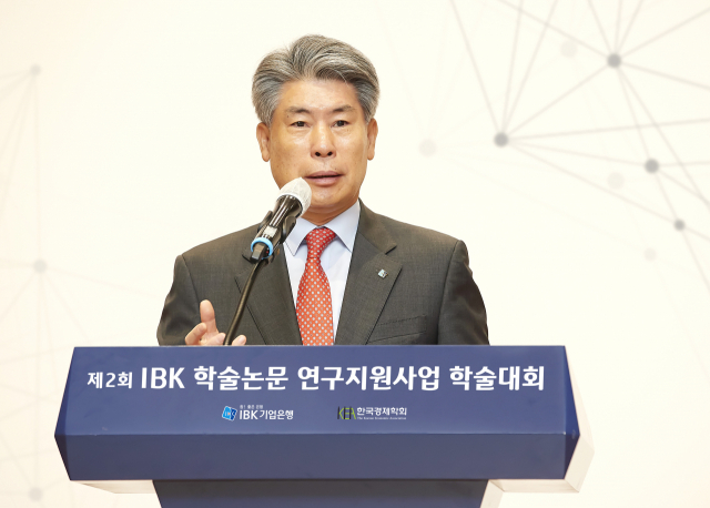 윤종원(가운데) IBK기업은행장이 16일 서울 중구 을지로 기업은행 본점에서 열린 제2회 IBK 학술논문 연구지원사업 학술대회의 개막을 알리고 있다. 사진 제공=기업은행