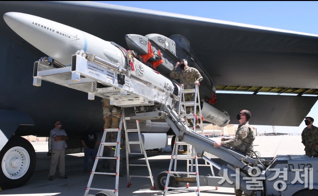 미 공군 419비행시험대가 지난 2020년 8월 극초음속 미사일 AGM-183A를 시험하기 위해 B-52 폭격기에 장착하고 있는 모습. /미 국방부 동영상 캡처