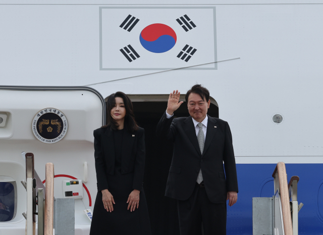 윤석열 대통령과 김건희 여사가 5박7일 일정으로 영국, 미국, 캐나다를 방문하기 위해 18일 오전 성남 서울공항에서 공군 1호기에 탑승, 손을 흔들고 있다. 연합뉴스