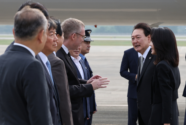 윤석열 대통령이 5박7일 일정으로 영국, 미국, 캐나다를 방문하기 위해 18일 오전 성남 서울공항에서 공군 1호기로 향하며 환송 인사들과 대화하고 있다. 연합뉴스