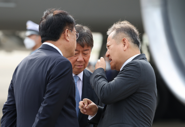 정진석(왼쪽부터) 국민의힘 비상대책위원장, 김대기 대통령 비서실장, 이상민 행안부 장관이 18일 오전 성남 서울공항에서 윤석열 대통령 환송을 위해 대기하면서 대화하고 있다. 연합뉴스