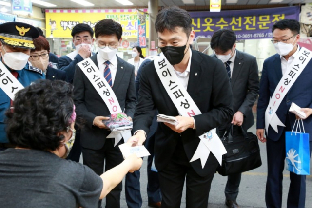 이복현 금감원장이 7월26일 전북 전주시 완산구 신중앙시장을 방문해 보이스피싱 예방 활동을 하고 있다. 사진 제공=금감원