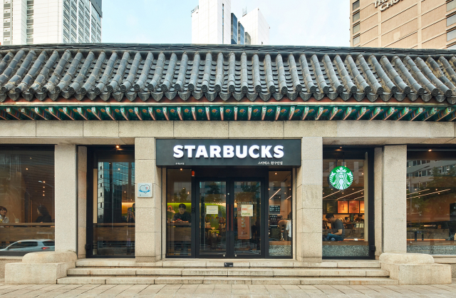 스타벅스 서울 환구단점은 사적 ‘환구단’과 인접한 역사성을 강조해 지난 2020년 매장 이름을 소공동점에서 환구단점으로 변경했다. /사진제공=스타벅스