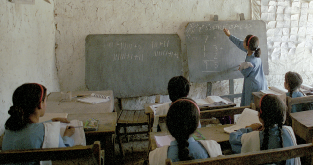 파키스탄의 한 학교에서 여학생이 수학문제를 풀고 있다. 유니세프 캡처