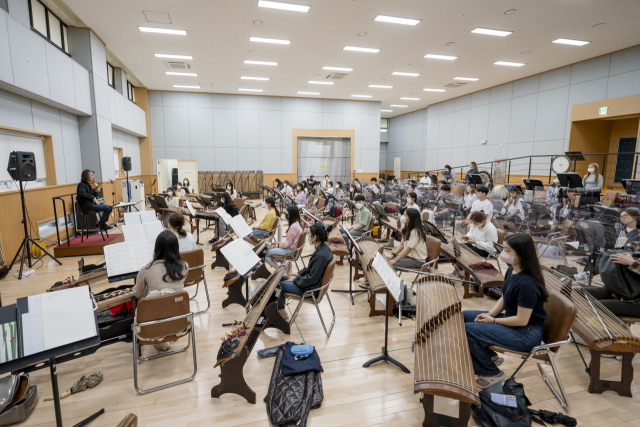 ‘2022 오케스트라 이음’ 단원들이 국립극장 내 국립국악관현악단 연습실에서 연습을 진행하고 있다. 사진 제공=국립극장