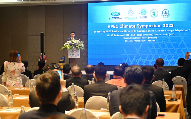 태국 정부의 차이웃 타나카마누손 디지털 경제 사회부 장관이 2022년도 APEC기후심포지엄에서 개회사를 하고 있다./사진제공=APEC기후센터