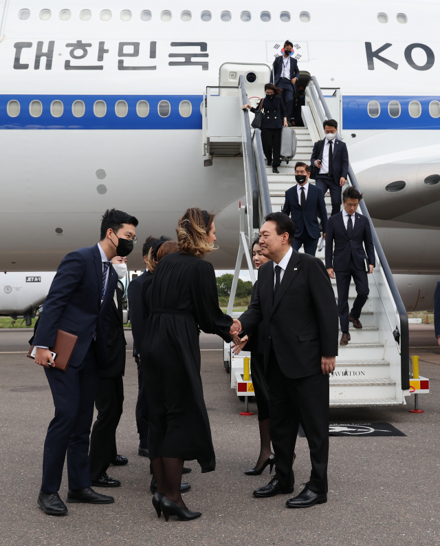 윤석열 대통령과 부인 김건희 여사가 18일(현지시간) 영국 런던 스탠스테드공항에 도착해 영접 나온 인사들과 인사하고 있다./연합뉴스