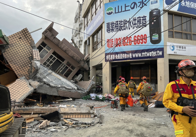 18일(현지시간) 규모 6.8의 지진으로 건물이 무너진 대만 동부 화롄 위리(玉里)에서 소방대원들이 매몰된 실종자 수색작업에 나서고 있다. 현지 언론은 이날 지진으로 오후 2시 44분께 위리 지역에서 3층 건물이 무너져 8명이 갇혔으며 지역 경찰과 소방서가 출동해 오후 4시 42분께 2명을 제외한 6명을 구조했다고 전했다. 연합뉴스