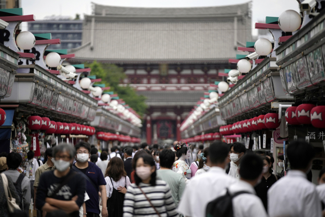 일본 도쿄의 아사쿠사지구에서 관광객들이 거리를 걷고 있다. AP연합뉴스