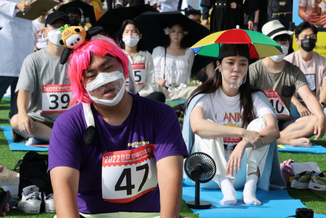 18일 오후 서울 잠수교에서 열린 2022 한강 멍때리기 대회에서 참가자들이 멍때리고 있다. /연합뉴스