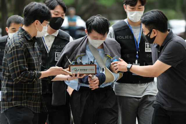 서울 지하철 2호선 신당역 여자 화장실에서 20대 동료 여성 역무원을 살해한 혐의를 받는 전모씨가 16일 오후 구속 전 피의자 심문(영장실질심사)을 받기 위해 서울 서초동 서울중앙지법 법정으로 들어가고 있다. 연합뉴스