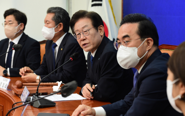 이재명 더불어민주당 대표가 19일 국회에서 열린 최고위원회의에서 발언하고 있다./성형주 기자