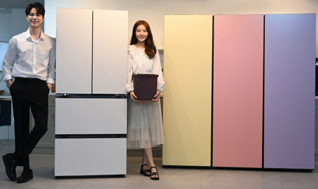 LG전자 모델들이 스탠드식 신제품과 1도어 냉장·냉동·김치 전용 'LG 컨버터블 패키지 오브제컬렉션’ 신제품을 소개하고 있다. 사진 제공=LG전자