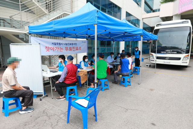 서울의료원 등 9개 시립병원 의료진으로 구성된 '서울시 나눔진료봉사단'이 지난 15일 중구 중림종합사회복지관에 마련된 무료진료소에서 남대문쪽방촌 주민을 대상으로 진료 봉사를 진행하고 있다. 사진 제공=서울의료원