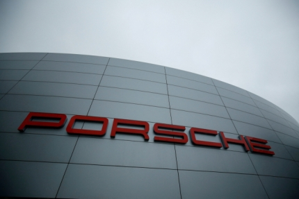독일 슈투트가르트 주펜하우젠에 위치한 포르쉐 공장에 로고가 붙어 있다. 로이터연합뉴스