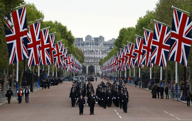 19일(현지 시간) 런던 경찰들이 영국 엘리자베스2세 여왕의 장례식을 준비하고 있다. 로이터연합뉴스