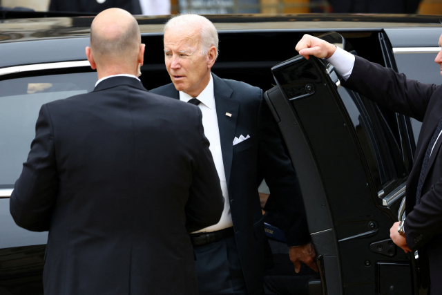 조 바이든 미국 대통령이 19일(현지 시간) 영국 런던 웨스트민스터 사원에 도착하고 있다. 로이터연합뉴스