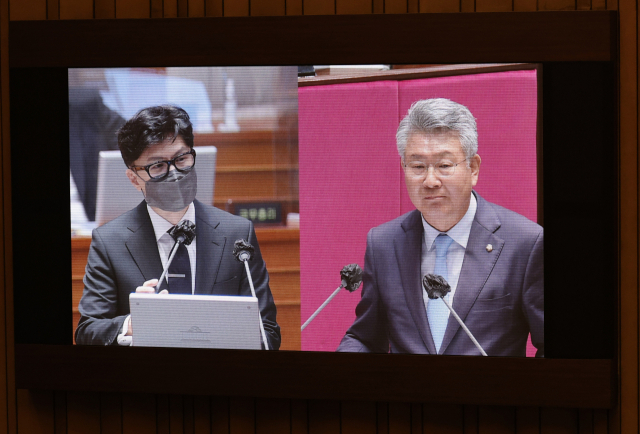 한동훈 법무부 장관이 19일 서울 여의도 국회 본회의장에서 열린 정치분야 대정부질문에서 김회재 더불어민주당 의원의 질의에 답변하고 있다. /성형주 기자