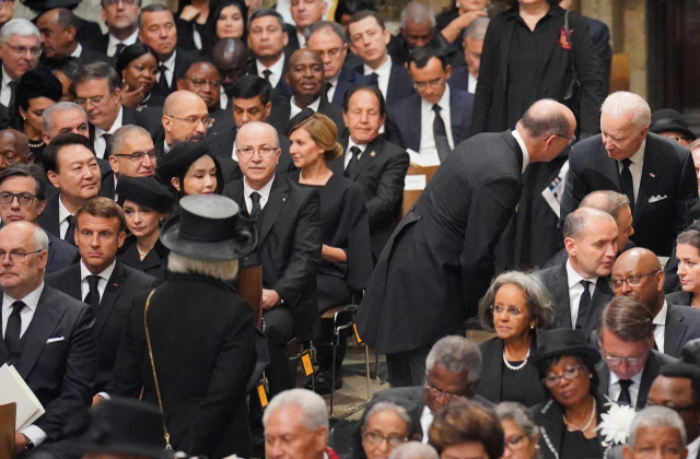 윤석열 대통령과 김건희 여사가 19일 영국 런던 웨스트민스터 사원에서 엄수된 엘리자베스 2세 여왕 장례식에 참석해 있다. 오른쪽은 조 바이든 미국 대통령, 윤 대통령 앞은 에마뉘엘 마크롱 프랑스 대통령. /연합뉴스