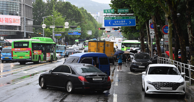 지난 8월 9일 서울 강남구 대치역 인근 거리에 전날 밤 집중호우로 침수된 차량들이 방치돼 있다./오승현 기자