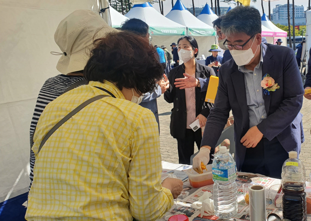 산림청 임상섭(오른쪽 첫번째) 산림청 차장이 제16회 전국 숲해설 경연대회 현장에서 천연염색 체험을 하고 있다. 사진제공=산림청