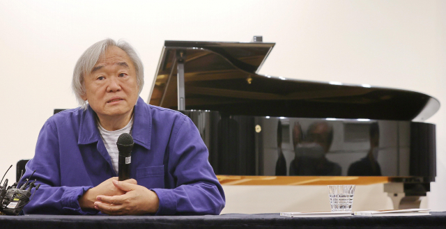 피아니스트 백건우가 19일 서울 서초구 스타인웨이 갤러리에서 열린 기자간담회에서 질문에 답하고 있다. 연합뉴스