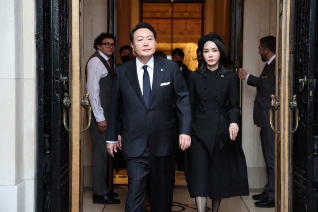 윤석열 대통령과 김건희 여사가 19일 엘리자베스 2세 여왕의 장례식에 참석하기 위해 런던의 한 호텔을 나서고 있다./연합뉴스