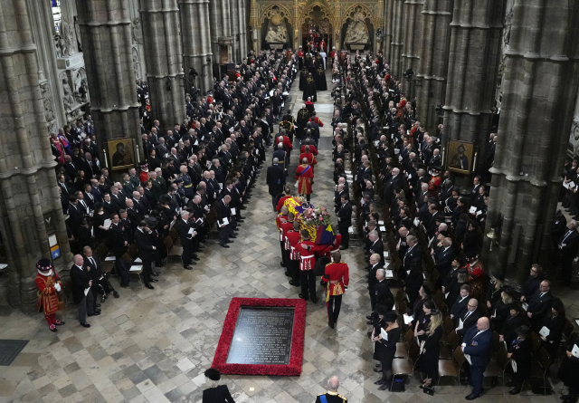 엘리자베스 2세 영국 여왕의 장례식이 열리는 19일(현지시간) 런던 웨스트민스터 사원에서 장례식이 거행되기에 앞서 내빈과 관료들이 자리로 이동하고 있다. AP연합뉴스